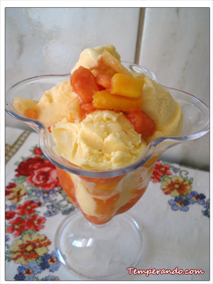 SORVETE DE CREME COM SALADA DE FRUTA