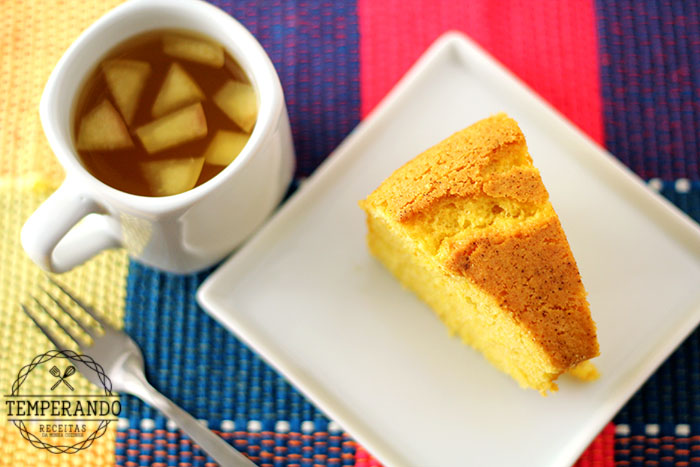 BOLO MILHO -- Receita super fácil de bolo de milho de liquidificador. Super rápido e fica muito fofinho! | temperando.com #receita #receitafacil #bolodemilho
